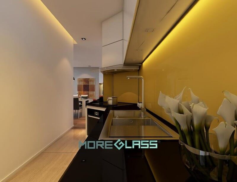 Thiết kế mẫu kính ốp bếp màu vàng thư tươi tắn cho không gian nhà bếp thêm mới lạ đầy sức sống.