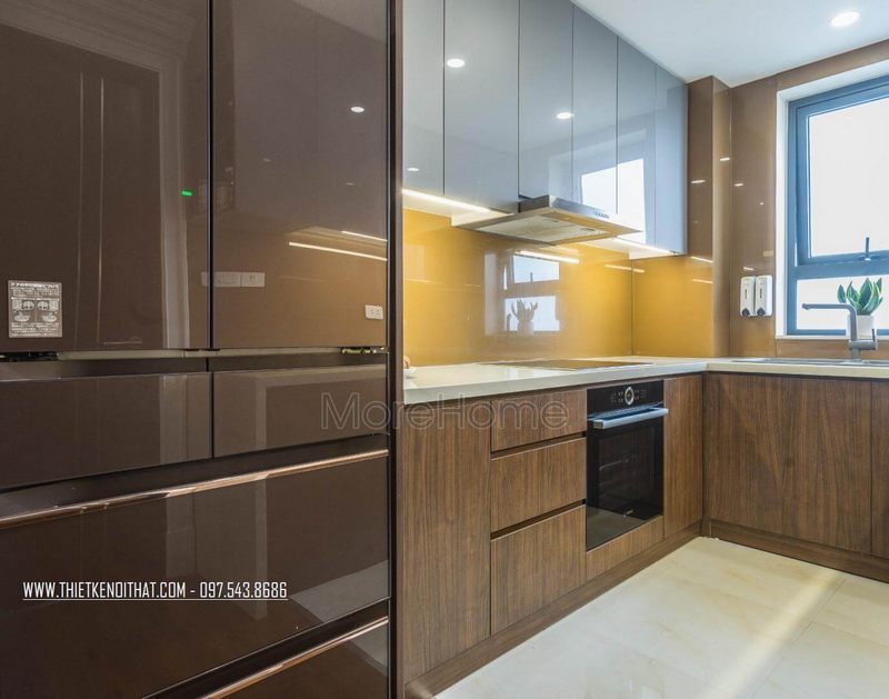 Màu nâu đất ấm làm chủ đạo trong không gian bếp, giúp tạo nên sự hài hòa trong màu sắc.