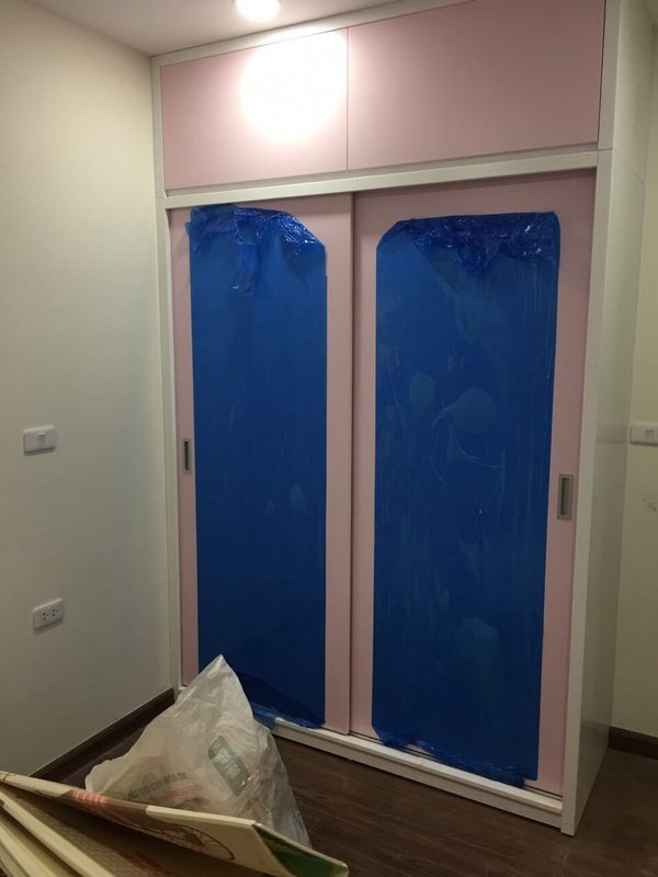 Tủ áo gỗ sơn màu hồng, phù hợp với các bé gái, được thi công trong dự án chung cư Eco Dream.