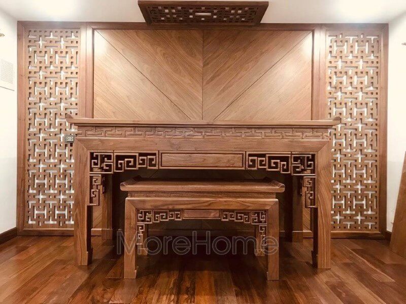 Mẫu bàn thờ gỗ óc chó biệt thự được sản xuất theo thiết kế hiện đại, với đường nét hoa văn đặc trưng, tạo nên vẻ trang trọng và thanh tịnh cho phòng thợ.