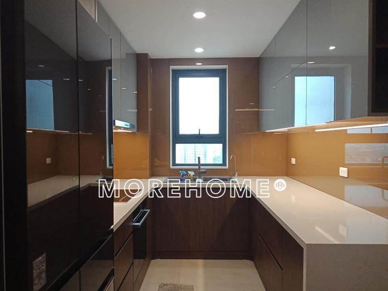 Một không gian nội thất đầy hứng khởi với sắc vàng tươi sáng của kính ốp hiện đại và cao cấp.